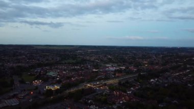 Gün batımında Luton Şehri ve Leagrave İstasyonunun En İyi Hava Görüntüsü 