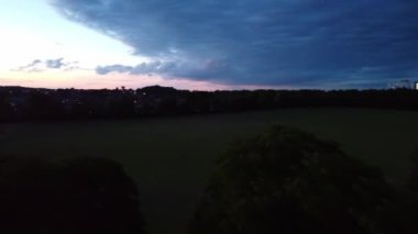 Gün batımında Luton Şehri ve Leagrave İstasyonunun En İyi Hava Görüntüsü 