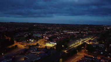 Gün batımında Luton Şehri ve Leagrave İstasyonunun En İyi Hava Görüntüsü 