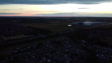 Gün batımında Luton Şehri ve Leagrave İstasyonunun En İyi Hava Görüntüsü 