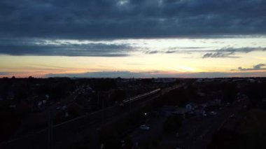 Gün batımında Luton Şehri ve Leagrave İstasyonunun En İyi Hava Görüntüsü 