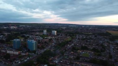 Gün batımında Luton Şehri ve Leagrave İstasyonunun En İyi Hava Görüntüsü 