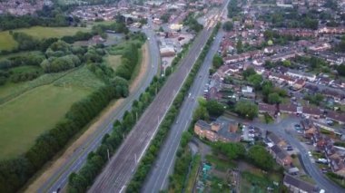 Gün batımında Luton Şehri ve Leagrave İstasyonunun En İyi Hava Görüntüsü 