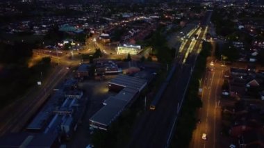 Gün batımında Luton Şehri ve Leagrave İstasyonunun En İyi Hava Görüntüsü 
