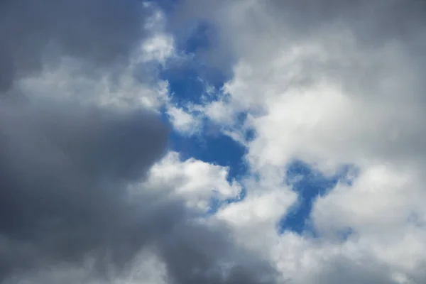 Vacker Blå Himmel Med Några Moln Klar Solig Dag Över — Stockfoto