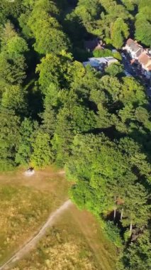 İngiltere 'nin Luton kasabasındaki yerel halk parkının yüksek açılı görüntüleri.