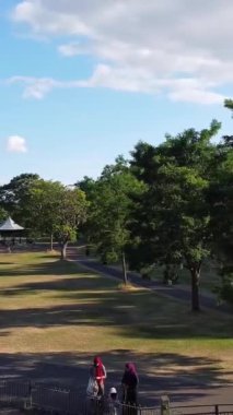 ENGLAND, LUTON TOWN - 04th April 2022: Yerel halk parkındaki çocuk parkının insansız hava aracı görüntüsü 