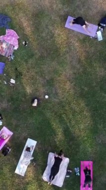 ENGLAND, LUTON TOWN - 04th April 2022: Genç İngiliz Kadınlardan oluşan bir grup, Wardown Halk Parkı Yüksek Açılı Görüntü Parkı 'nda egzersiz yapıyor. Luton Kasabası 'nda Parlak Güneşli Gün