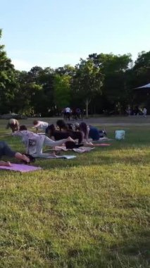 ENGLAND, LUTON TOWN - 04th April 2022: Genç İngiliz Kadınlardan oluşan bir grup, Wardown Halk Parkı Yüksek Açılı Görüntü Parkı 'nda egzersiz yapıyor. Luton Kasabası 'nda Parlak Güneşli Gün