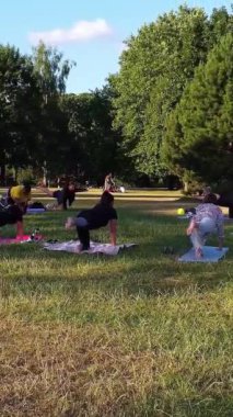 ENGLAND, LUTON TOWN - 04th April 2022: Genç İngiliz Kadınlardan oluşan bir grup, Wardown Halk Parkı Yüksek Açılı Görüntü Parkı 'nda egzersiz yapıyor. Luton Kasabası 'nda Parlak Güneşli Gün
