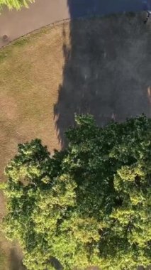 İngiltere 'nin Luton kasabasındaki yerel halk parkının yüksek açılı görüntüleri.