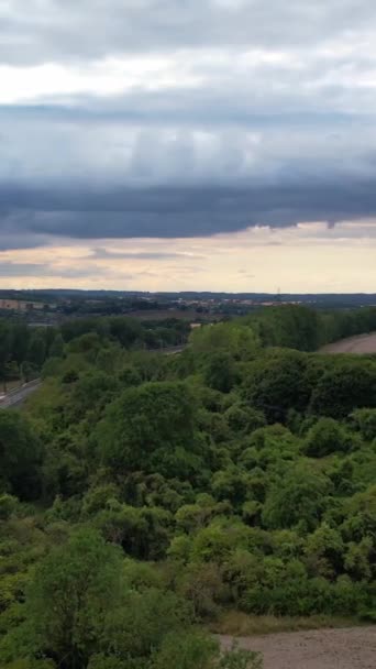 イギリスのルトン町の地元の公共公園の昼間の景色 — ストック動画