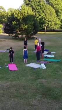 ENGLAND, LUTON TOWN - 04th April 2022: Genç İngiliz Kadınlardan oluşan bir grup, Wardown Halk Parkı Yüksek Açılı Görüntü Parkı 'nda egzersiz yapıyor. Luton Kasabası 'nda Parlak Güneşli Gün