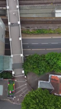 İngiltere 'nin Luton kasabasındaki yerel halk parkının yüksek açılı görüntüleri..