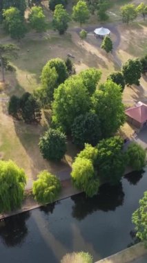 Luton kasabasının yerel halk parkında Yüksek Göl Açısı 