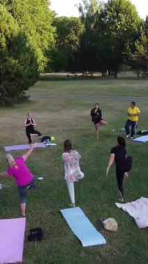ENGLAND, LUTON TOWN - 04th April 2022: Genç İngiliz Kadınlardan oluşan bir grup, Wardown Halk Parkı Yüksek Açılı Görüntü Parkı 'nda egzersiz yapıyor. Luton Kasabası 'nda Parlak Güneşli Gün