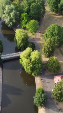 Luton kasabasının yerel halk parkında Yüksek Göl Açısı 