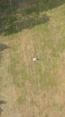 İngiltere 'nin Luton kasabasındaki yerel halk parkının gündüz görüntüsü.