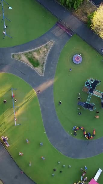 イングランド ルトンタウン 4Thエイプリル2022 地元の公園での遊び場のドローンビュー — ストック動画