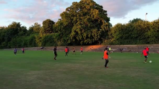 英格兰 2023年3月11日 在城市公园踢足球的年轻人 — 图库视频影像