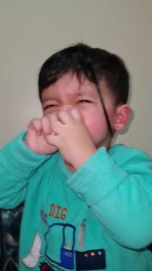 Ev İçi Oynayan Yakışıklı Asyalı Bebek 'in Yakın Çekimi