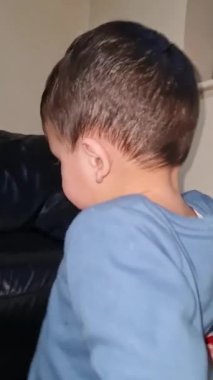 Ev İçi Oynayan Yakışıklı Asyalı Bebek 'in Yakın Çekimi