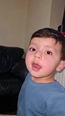 Ev İçi Oynayan Yakışıklı Asyalı Bebek 'in Yakın Çekimi