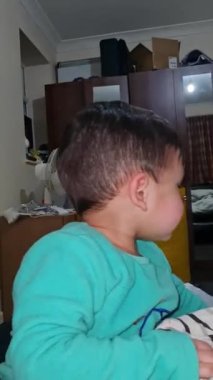 Ev İçi Oynayan Yakışıklı Asyalı Bebek 'in Yakın Çekimi