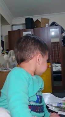 Ev İçi Oynayan Yakışıklı Asyalı Bebek 'in Yakın Çekimi