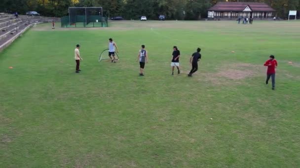 英格兰 2023年3月11日 在城市公园踢足球的年轻人 — 图库视频影像