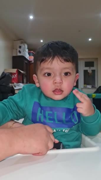 Primer Plano Filmación Lindo Asiático Bebé Jugando Casa Interior — Vídeo de stock