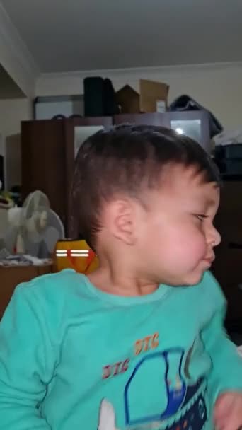 Närbild Bilder Söt Asiatisk Baby Pojke Spelar Hemma Inredning — Stockvideo