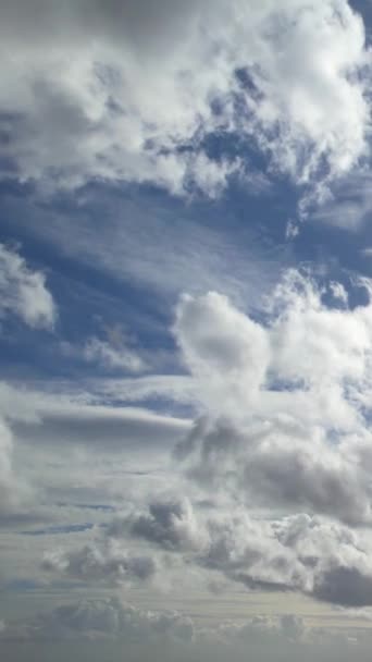 Szybkie Poruszanie Się Chmur Nad British City Czas Lapse Nagranie — Wideo stockowe