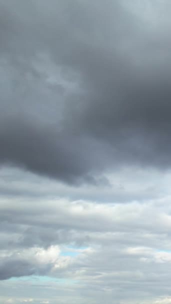 英国の都市 タイムラプス映像上の高速移動雲 — ストック動画
