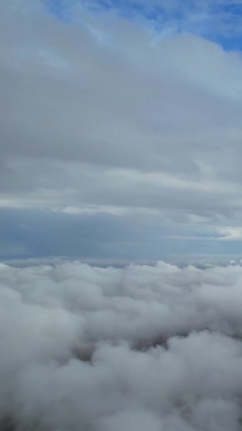 Быстрые Движущиеся Облака Над Британским Городом Кадры Time Lapse — стоковое видео