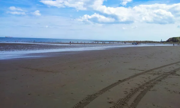 イギリス ニューカッスル 2013年7月26日 昼間のビーチの観光シーン — ストック写真