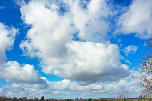 Gyönyörű Kék Égbolt Kevés Felhővel Egy Tiszta Napos Napon Város — Stock Fotó