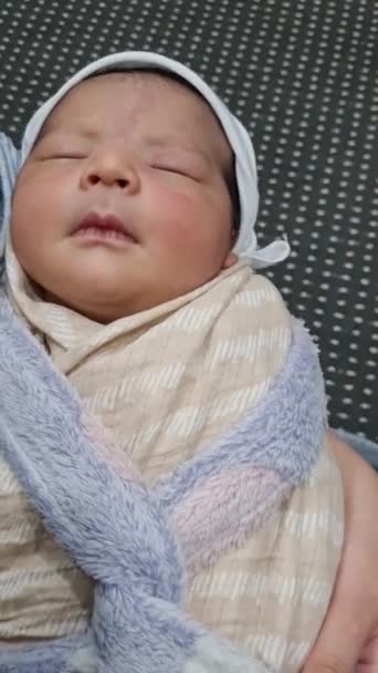 Lindo Bebé Paquistaní Asiático Primer Plano Imágenes Lindo Chico Casa — Vídeo de stock