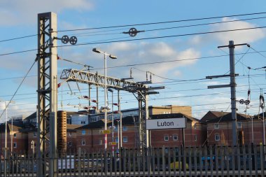 İngiltere 'nin Luton Kasabası Şehir Merkezi ve Merkez Tren İstasyonu