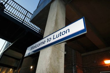 İngiltere 'nin Luton Kasabası Şehir Merkezi ve Merkez Tren İstasyonu