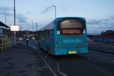 Londra Luton Şehir Yerel Otobüs Merkezi Luton İstasyonu İngiltere. Gün batımında.