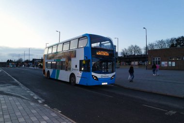 Londra Luton Şehir Yerel Otobüs Merkezi Luton İstasyonu İngiltere. Gün batımında.