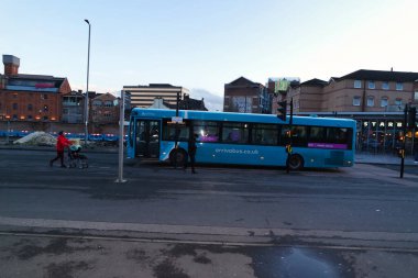 Londra Luton Şehir Yerel Otobüs Merkezi Luton İstasyonu İngiltere. Gün batımında.