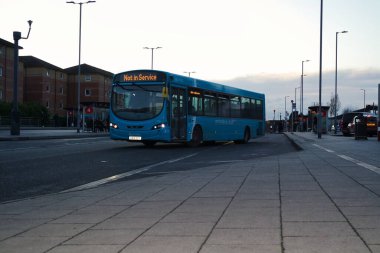 Londra Luton Şehir Yerel Otobüs Merkezi Luton İstasyonu İngiltere. Gün batımında.