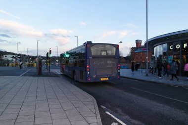 Londra Luton Şehir Yerel Otobüs Merkezi Luton İstasyonu İngiltere. Gün batımında.