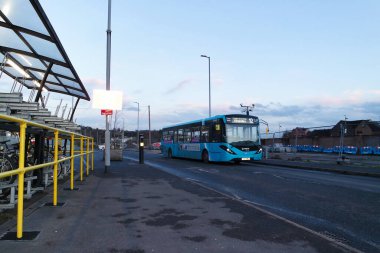 Londra Luton Şehir Yerel Otobüs Merkezi Luton İstasyonu İngiltere. Gün batımında.
