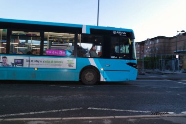 Londra Luton Şehir Yerel Otobüs Merkezi Luton İstasyonu İngiltere. Gün batımında.