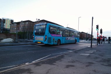 Londra Luton Şehir Yerel Otobüs Merkezi Luton İstasyonu İngiltere. Gün batımında.