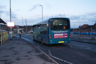 Londra Luton Şehir Yerel Otobüs Merkezi Luton İstasyonu İngiltere. Gün batımında.