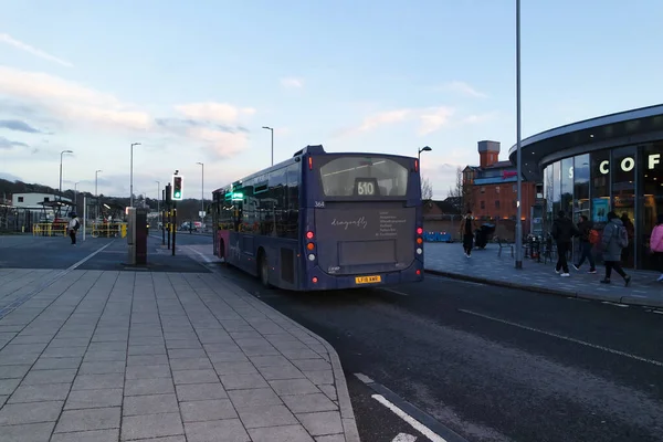 Londra Luton Şehir Yerel Otobüs Merkezi Luton İstasyonu İngiltere. Gün batımında.